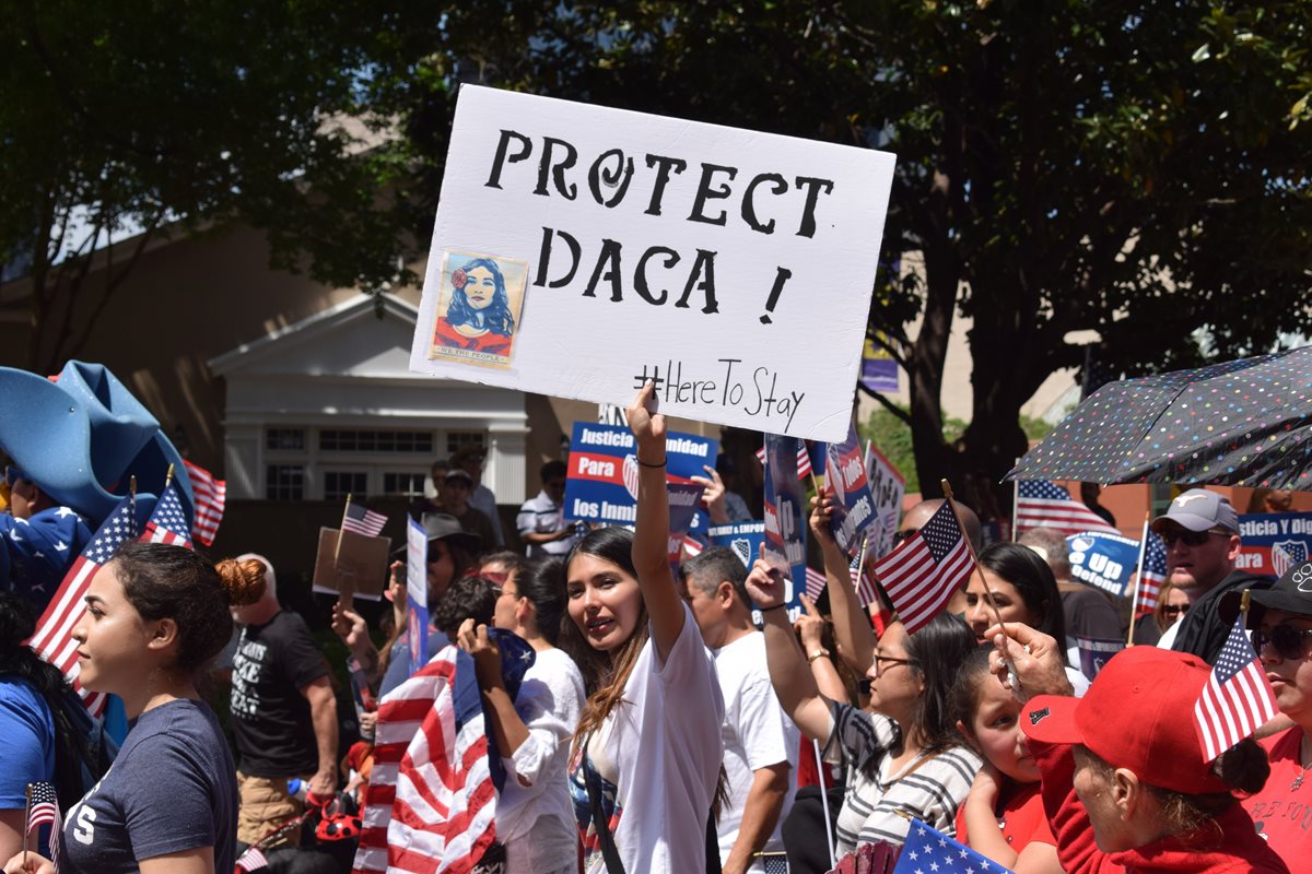 Estudiantes indocumentados amparados por el programa de Acción Diferida para los Llegados en la Infancia (DACA) reclaman sus derechos. (Foto Prensa Libre: EFE).