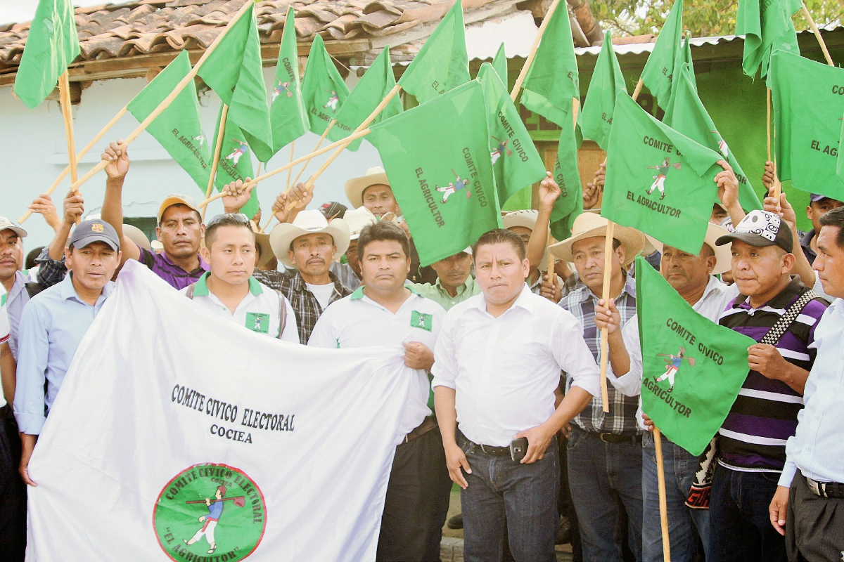 Simpatizantes del  comité cívico El Agricultor proclamaron  a su candidato a la Alcaldía de  San Miguel Chicaj, Baja Verapaz. (Foto Prensa Libre: Carlos Grave)