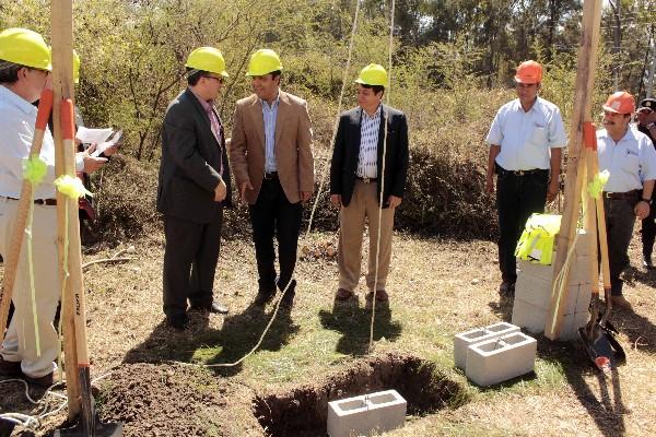 Autoridades de Baja Verapaz y del Inacif, durante la inauguración de los trabajos de construcción de morgue.