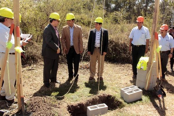Autoridades de Baja Verapaz y del Inacif, durante la inauguración de los trabajos de construcción de morgue.