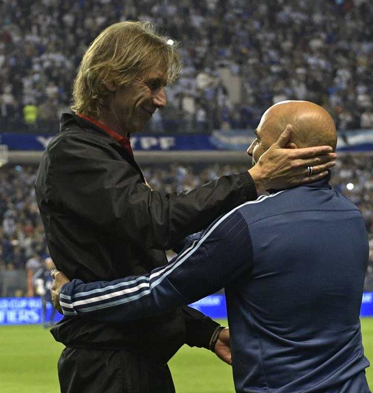 El técnico Jorge Sampaoli se saluda con Ricardo Gareca. (Foto Prensa Libre: AFP)
