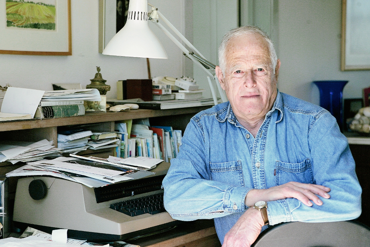El escritor James Salter en una fotografía captada el pasado marzo, en su casa en Bridgehampton, Nueva York. Foto Prensa Libre: AP.
