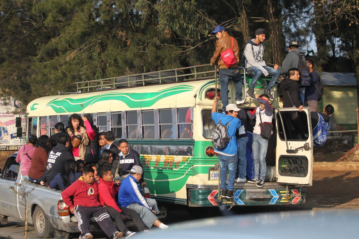 Por cuarto día consecutivo, vecinos de Mixco se arriesgan al transportarse en vehículos no aptos para pasajeros. (Foto Prensa Libre: Érick Ávila)