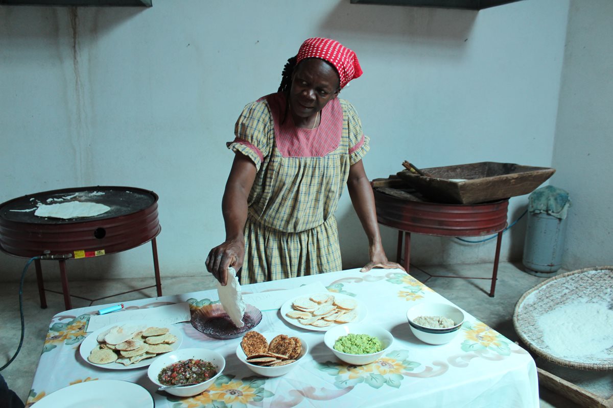 Mujeres garífunas elaboran alimentos que enriquecen la gastronomía caribeña. (Foto Prensa Libre: Dony Stewart)