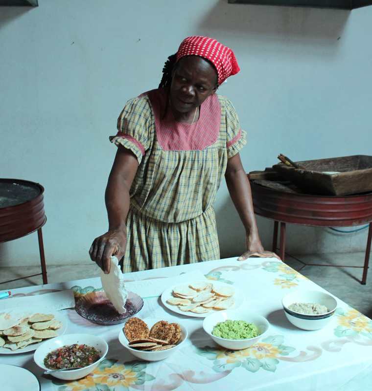 Mujeres garífunas elaboran alimentos que enriquecen la gastronomía caribeña. (Foto Prensa Libre: Dony Stewart)