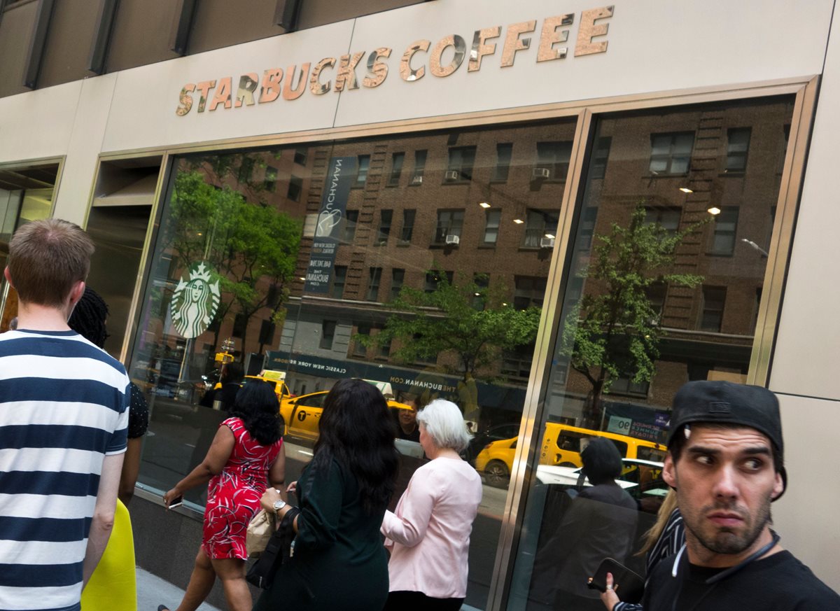 Starbucks cierra sus tiendas de EE.UU. por la tarde para capacitar a sus empleados de tomar conciencia racial.(Foto Prensa Libre:AFP).