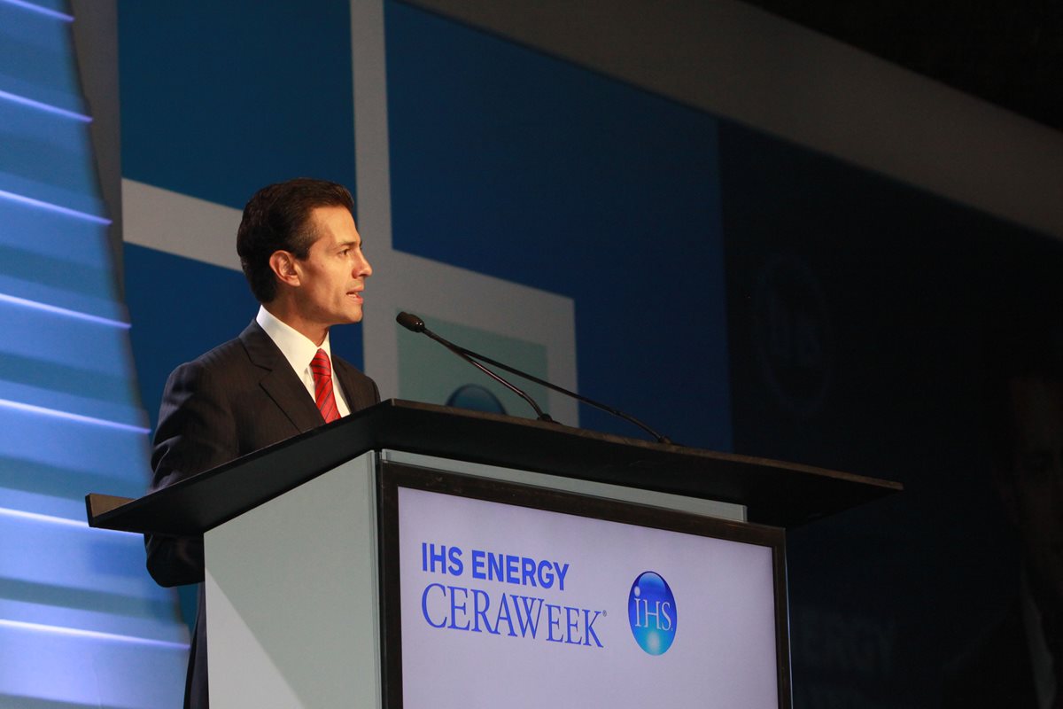 El presidente Enrique Peña Nieto anunció ayer que la medida de importar combustibles se adelantó a abril. (Foto Prensa Libre: EFE)