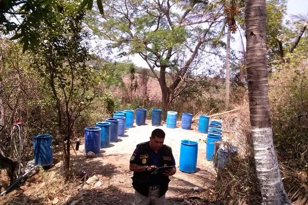 Investigador reúne evidencias en el lugar donde fue desmantelado un narcolaboratorio, en Pueblo Nuevo Viñas. (Foto Prensa Libre) <br _mce_bogus="1"/>