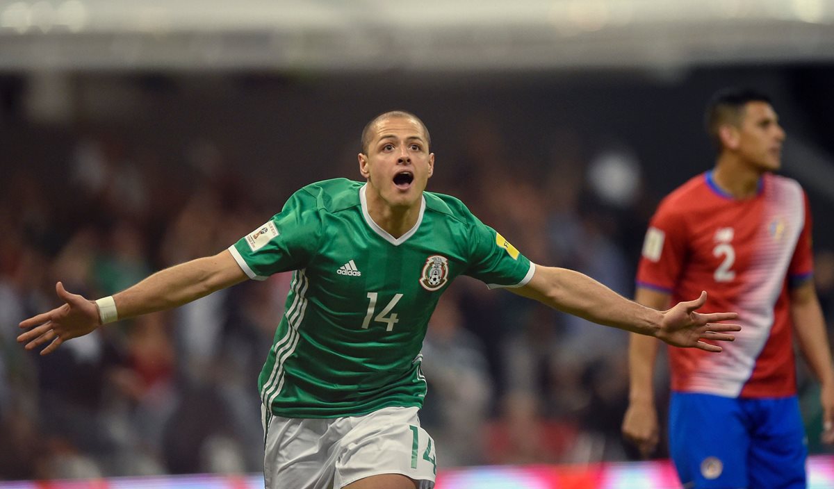 Javier Hernandez celebra el primer gol de México contra Costa Rica.