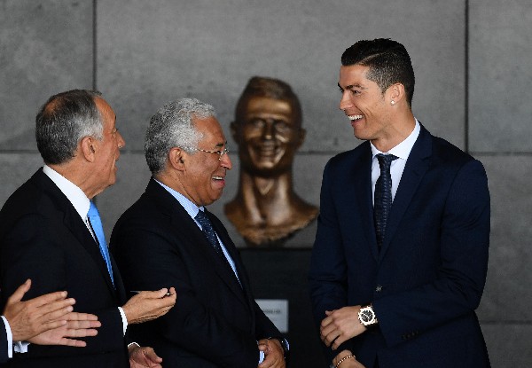 Cristiano Ronaldo junto al primer ministro de Portugal, Antonio Costa y Marcelo Rebelo de Sousa, presidente del país, durante el acto conmemorativo en Funchal. (Foto Prensa Libre: AFP)