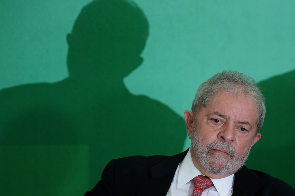 El expresidente de Brasil, Luiz Inácio Lula da Silva, está ahora en el centro de una tormenta política en su país. (Foto Prensa Libre: AP).