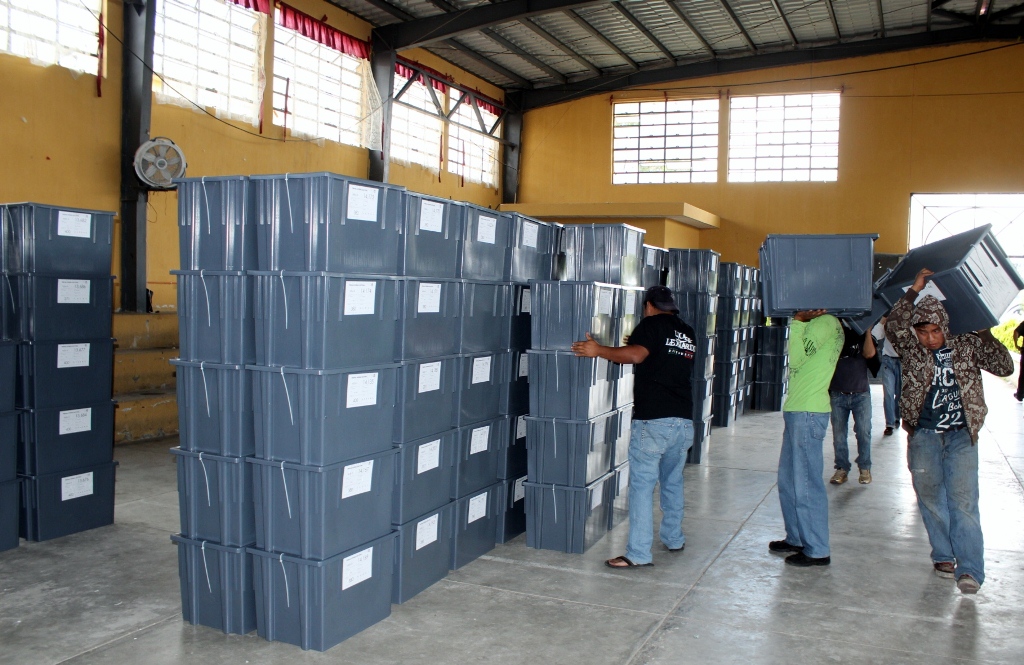 Algunas de las cajas que contienen las papeletas que son distribuidas en Quiché. (Foto Prensa Libre: Óscar Figueroa)