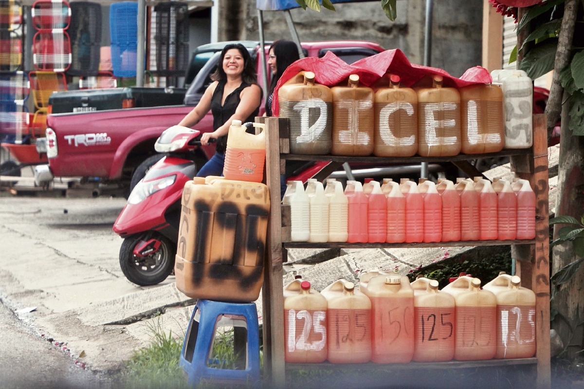 Contrabando de combustibles se ha reducido en el país este año. (Foto Prensa Libre: PAULO RAQUEC)