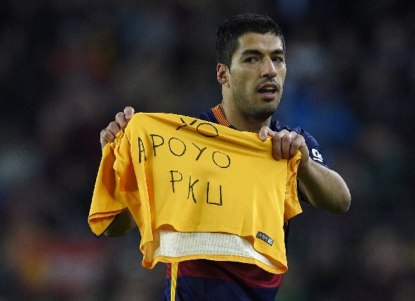 Luis Suárez apoya a los pacientes con PKU con la venta de su libro "Relatos solidarios del deporte". (Foto Prensa Libre: AFP)