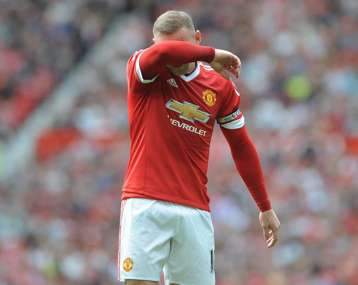 Rooney demuestra la impotencia del United tras el empate. (Foto Prensa Libre: EFE)