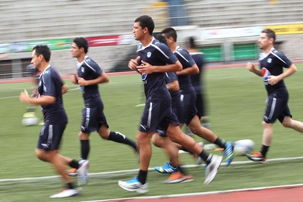Los jugadores que jugaron el jueves en Morales, realizaron ayer un trabajo regenerativo en el estadio Cementos Progreso. (Foto Prensa Libre: Óscar Felipe)