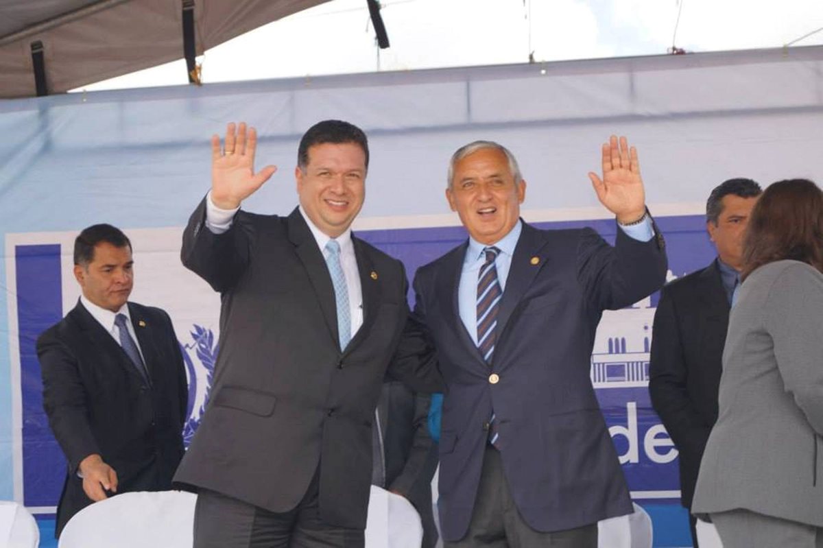 El exalcalde Jorge Barrientos junto a Otto Pérez Molina, expresidente, durante las celebraciones de independencia en el 2014. (Foto Prensa Libre: Municipalidad de Xela)