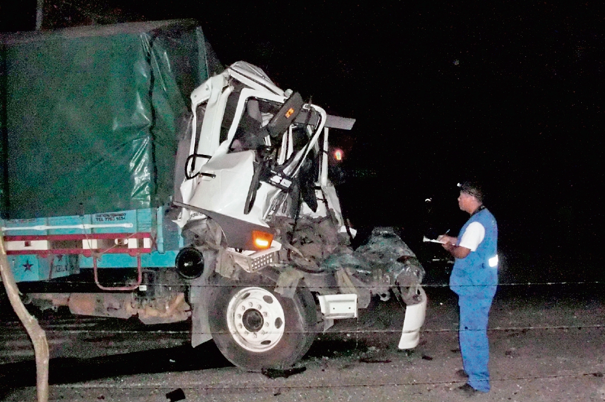 Camión en el que viajaban Juan Lucas y los dos heridos quedó destruido, en Morazán, El Progreso. (Foto Prensa Libre: Héctor Contreras)