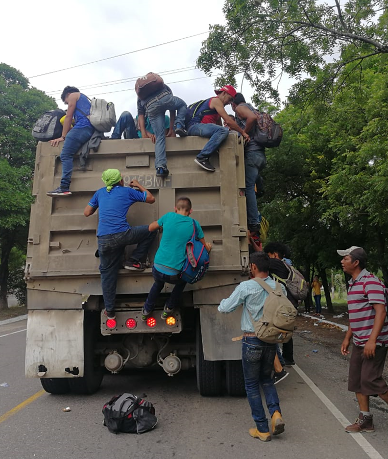 Hombres se suben a un camión de remolque. (Foto Prensa Libre: Álvaro González)