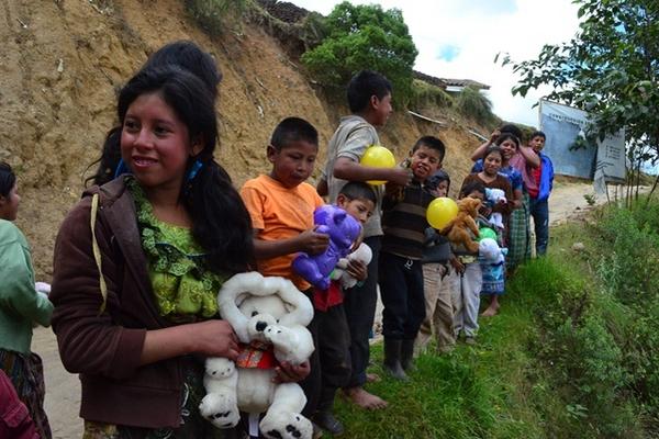 Un grupo de niños de Santa María Chiquimula sonríe por el juguete recibido. (Foto Prensa Libre: Édgar Domínguez) <br _mce_bogus="1"/>