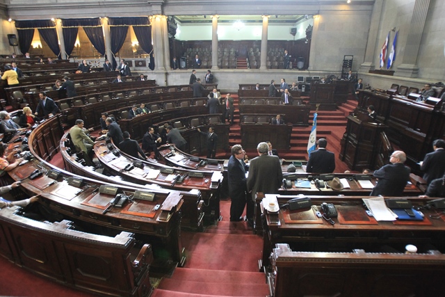 Solo 73 diputados asistieron este martes al hemiciclo. (Foto Prensa Libre: Esbin García)