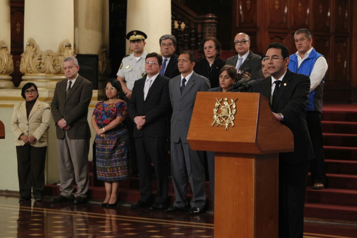 Presidente Jimmy Morales y representantes de instituciones, en conferencia de prensa. (Foto: Paulo Raquec)