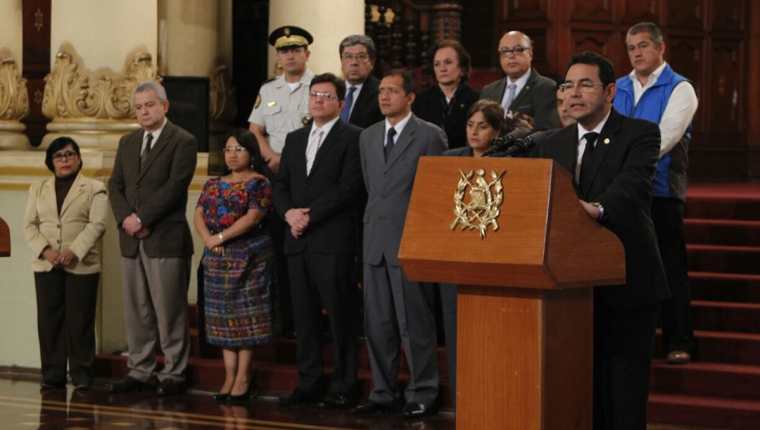 Presidente Jimmy Morales y representantes de instituciones, en conferencia de prensa. (Foto: Paulo Raquec)