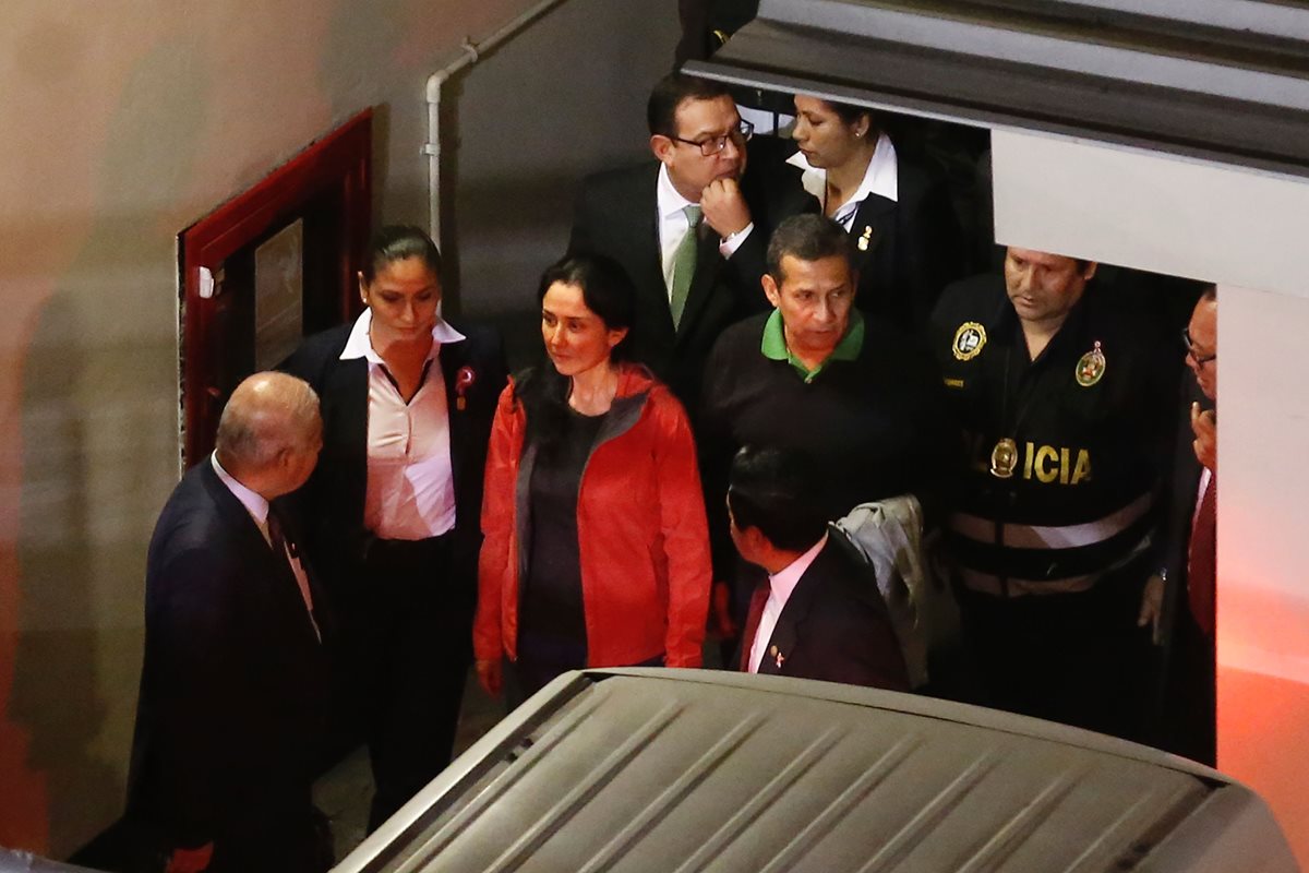 Humala y su esposa -centro- llegan a un juzgado de Lima para escuchar su sentencia. (Foto Prensa Libre: AFP)