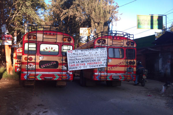 La salida de Quiché hacia Totonicapán está bloqueada. (Foto: cortesía de @ZBayron)<br _mce_bogus="1"/>