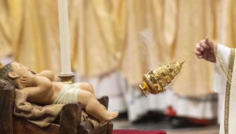 El papa Francisco durante su homilía de Nochebuena envió un mensaje sobre el verdadero significado de la Navidad. (Foto Prensa Libre: EFE)