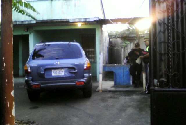 Agentes de la PNC allanan una vivienda en la cabecera de Retalhuleu, y localizan vehículo con reporte de robo. (Foto Prensa Libre: Jorge Tizol)