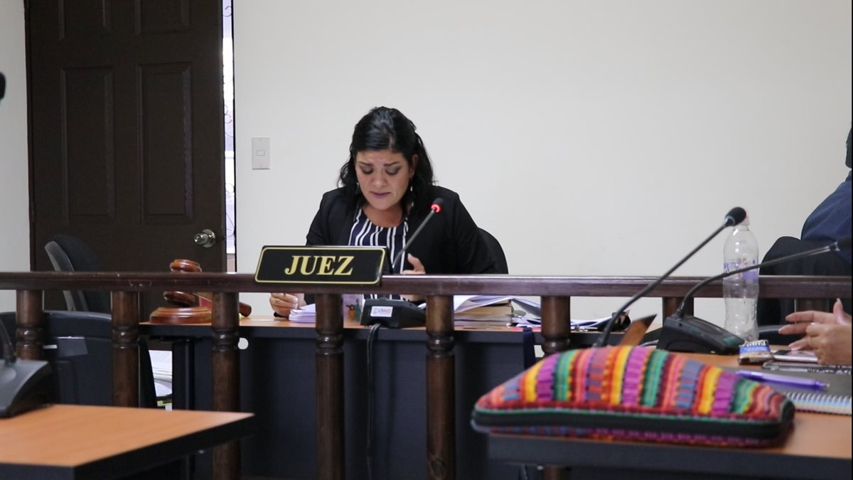 Susan Sabrina Salazar Escobar, jueza de Femicidio de Santa Cruz del Quiché, lee sentencia en la que absuelve al militar retirado. (Foto Prensa Libre: Héctor Cordero)