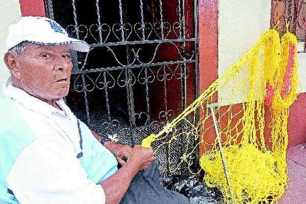 Siriaco Díaz es el encargado de elaborar las redes para las porterías del futbol nacional. (Foto Prensa Libre: Eddy Recinos)