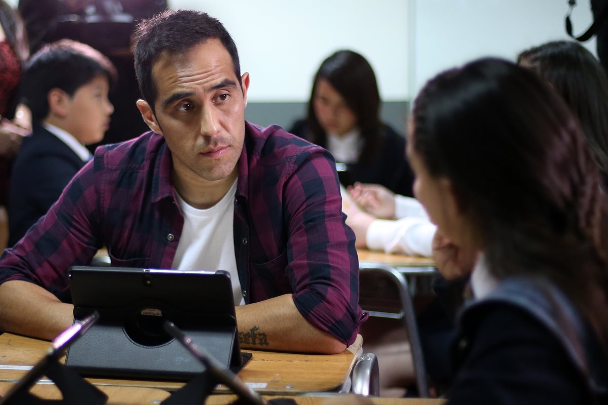 Claudio Bravo estuvo presente en la inauguración de una sala inteligente en un colegio de escasos recursos en la comuna de Pudahuel en Santiago de Chile. (Foto Prensa Libre: EFE)
