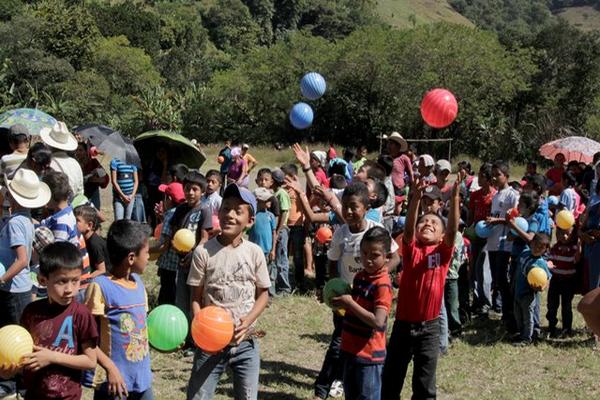 Niños de la aldea Cimientos Cala recibieron sencillos juguetes. (Foto Prensa Libre: Carlos Grave)<br _mce_bogus="1"/>