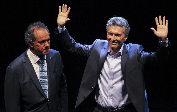 Los candidatos presidenciales Daniel Scioli (izq), y el opositor Mauricio Macri (der), participan en un debate electoral. (Foto Prensa Libre: AP)
