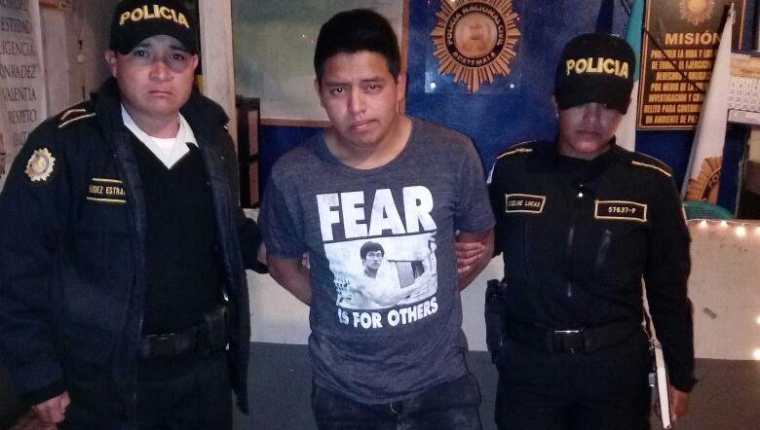 Byron José Pérez Ramos, de 18 años, fue capturado por supuestamente agredir a puñetazos a un menor de 14 años, en la zona 7 de Quetzaltenango. (Foto Prensa Libre: Fred Rivera)