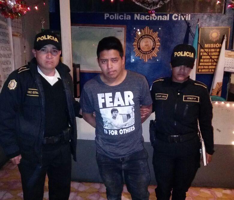Byron José Pérez Ramos, de 18 años, fue capturado por supuestamente agredir a puñetazos a un menor de 14 años, en la zona 7 de Quetzaltenango. (Foto Prensa Libre: Fred Rivera)