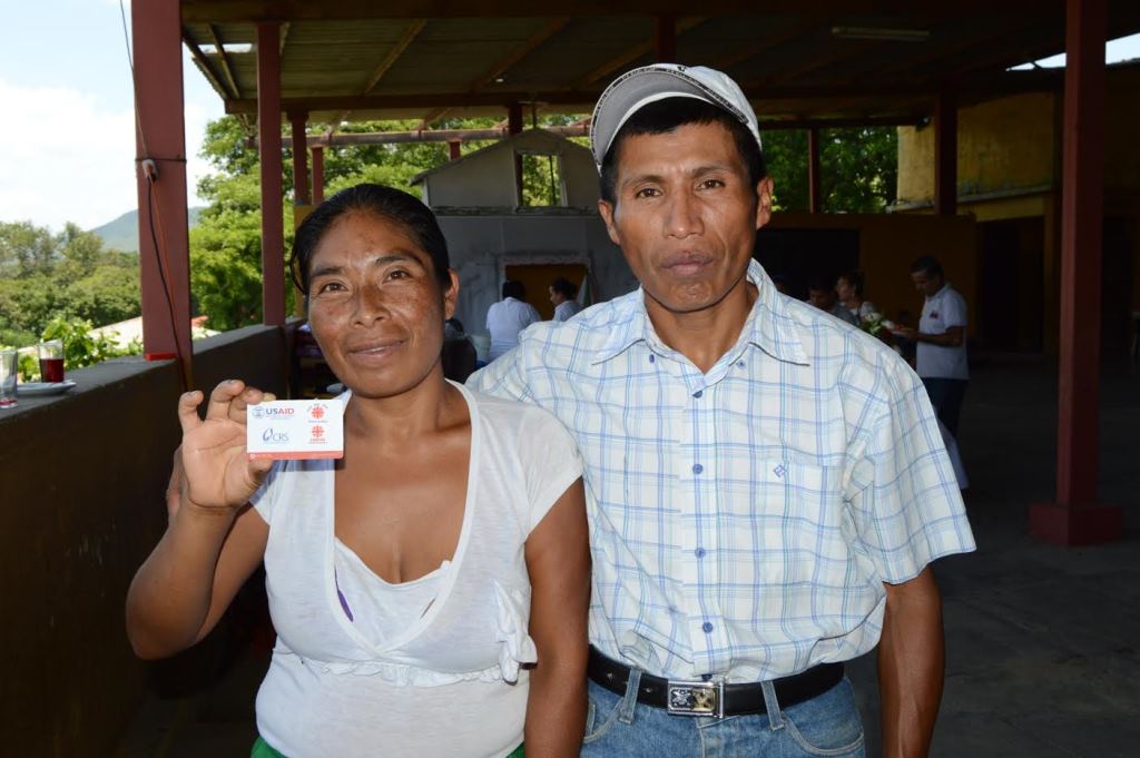 Dos de los beneficiados con el programa de entrega de alimentos. (Foto Prensa Libre: Víctor Gómez).