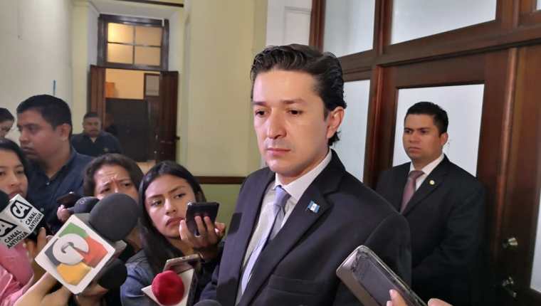 Víctor Martínez, ministro de Finanzas, explicó que asesoraron técnicamente a los miembros de la Comisión de Finanzas. (Foto Prensa Libre: Carlos Álvarez)