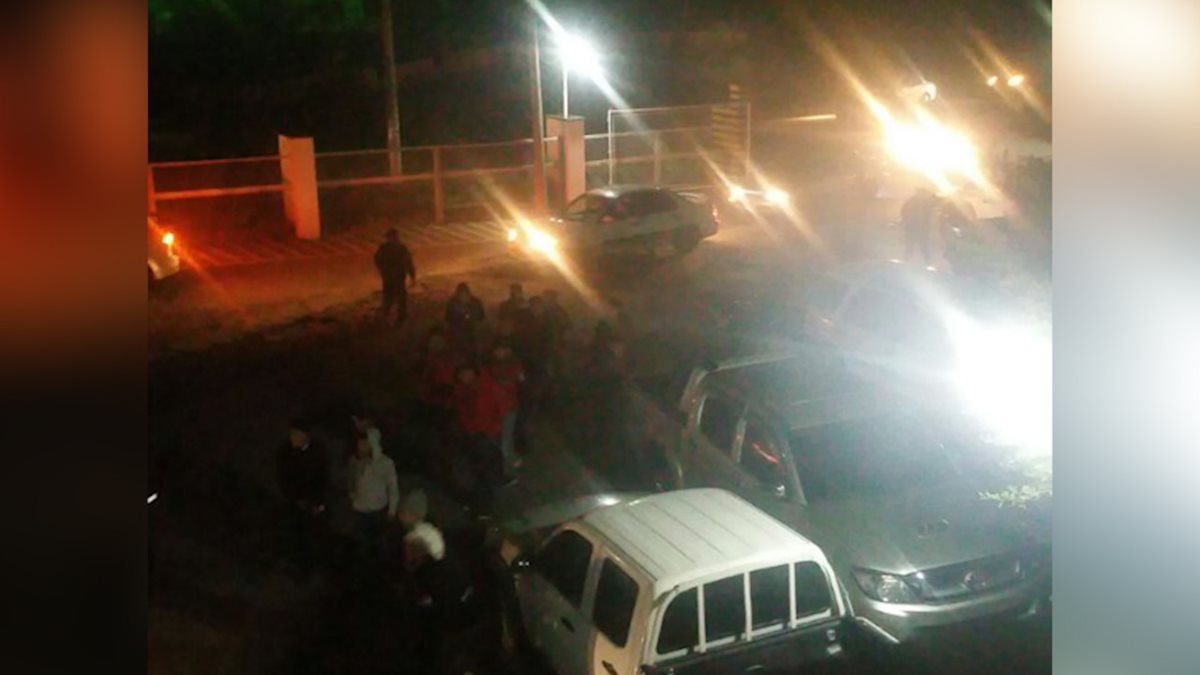 Aficionados de Xelajú MC cantaron afuera del hotel donde se hospeda el equipo de Sanarate. (Foto Prensa Libre: Cortesía La Red)