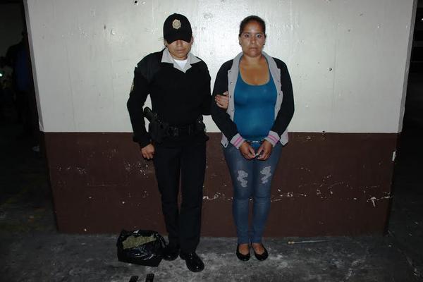 Agentes agente de la PNC custodia a Glenda Ruano mientras es presentada en el juzgado de turno del Organismo Judicial (Foto Prensa Libre: PNC)<br _mce_bogus="1"/>