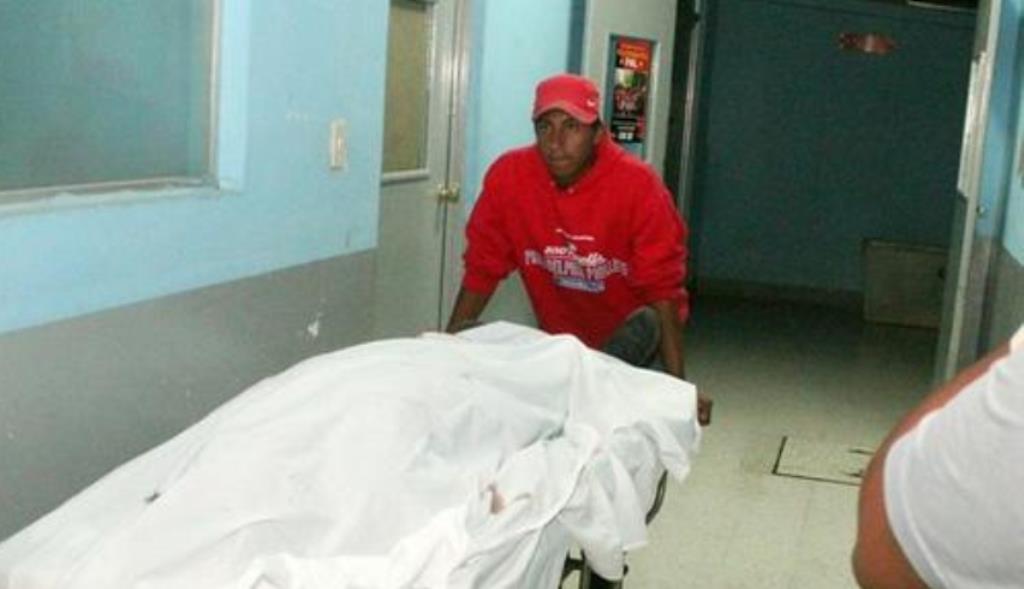 El sindicalista Manuel de Jesús Ortiz Jiménez murió baleado en el 2014. Cadáver es ingresado al Hospital Nacional de Jalapa. (Foto Prensa Libre. Hemeroteca PL).