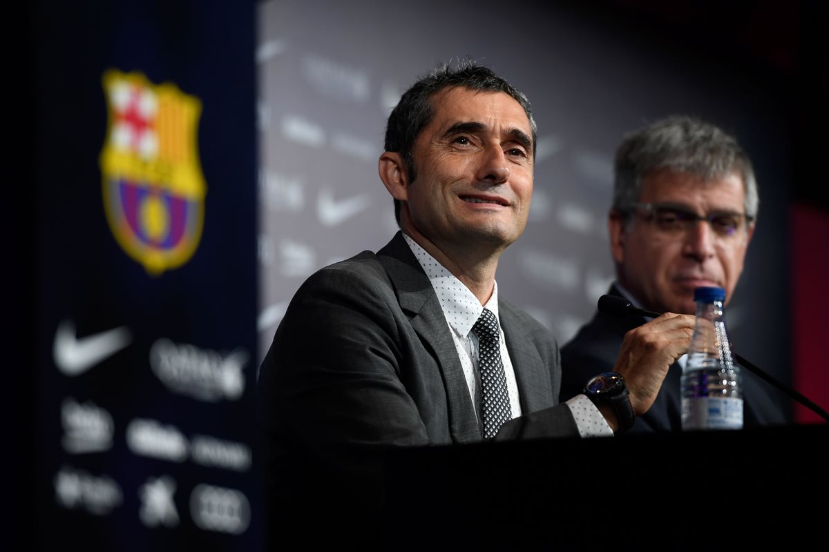 El técnico español Ernesto Valverde habla durante su presentación oficial como técnico del FC Barcelona. (Foto Prensa Libre: AFP)