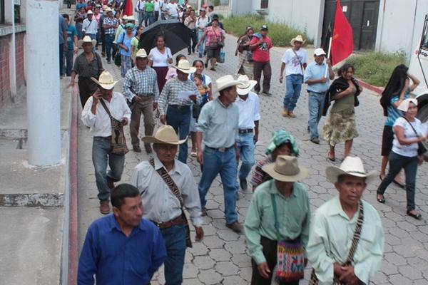 En la marcha participaron salubristas, maestros y líderes comunitarios rurales. (Foto Prensa Libre: Carlos Grave)