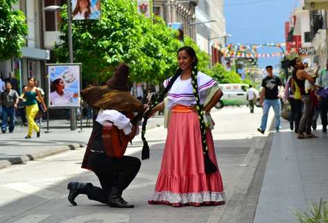 El sombrerón, junto a su amada, recorre las calles del Centro Histórico de la Ciudad de Guatemala.