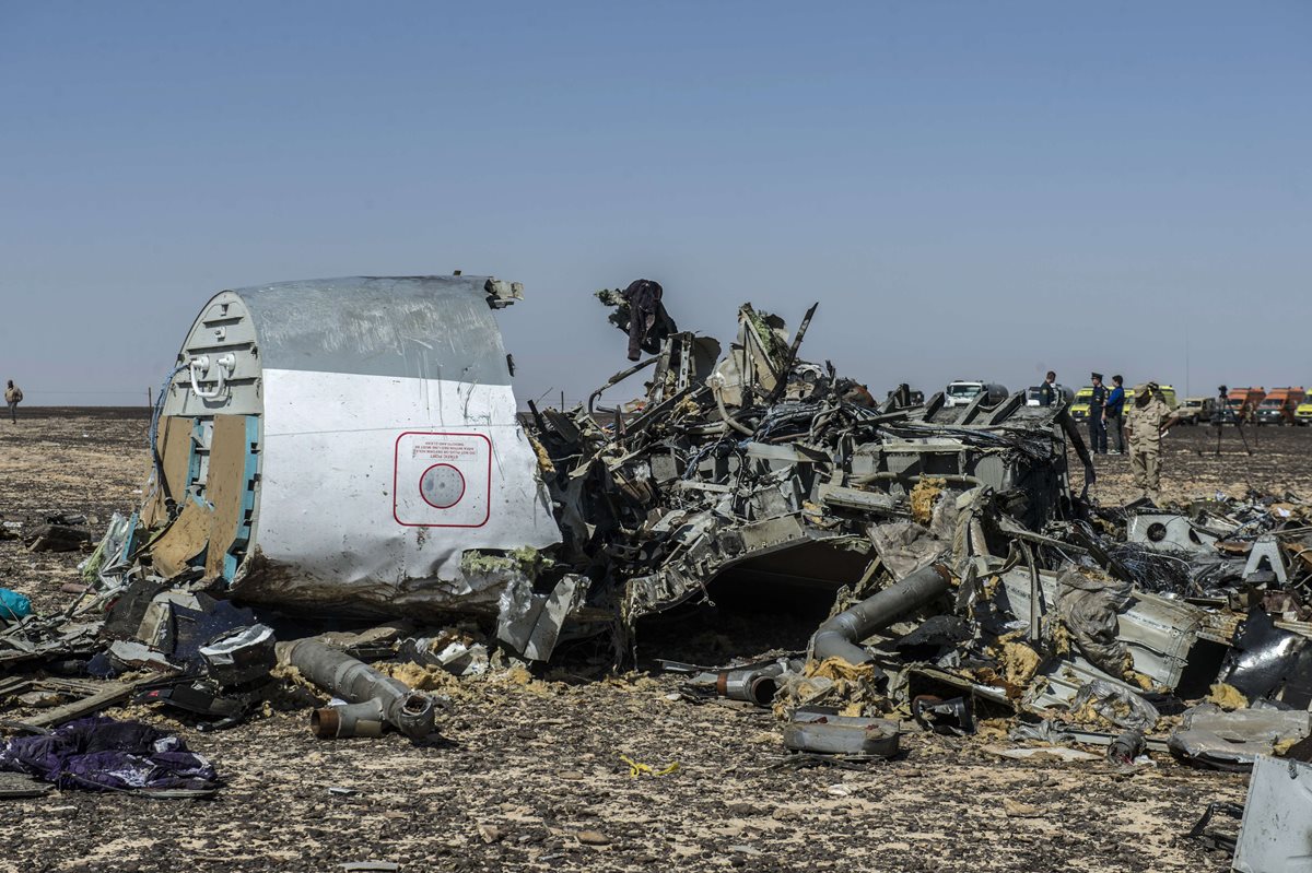 El avión también muestra impactos que van de adentro hacia afuera, afirmó una fuente de la investigación lo que abona a la teoría terrorista. (Foto Prensa Libre: AFP).