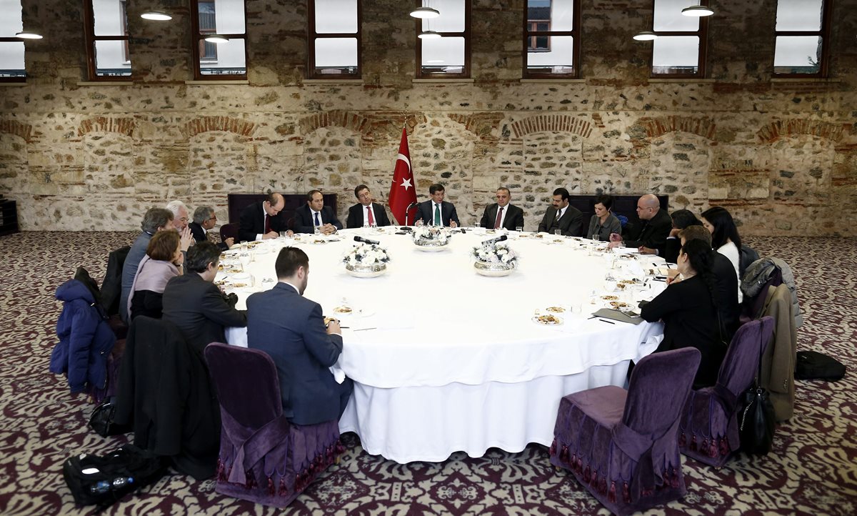 El primer ministro de Turquía (centro) ofrece una conferencia de prensa este miércoles en Estambul. (Foto Prensa Libre: EFE).