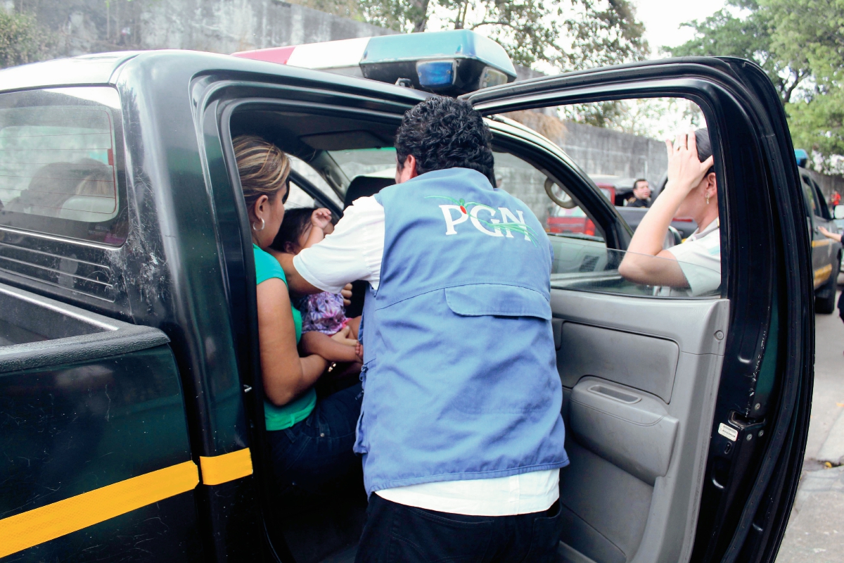 Personal de la PGN traslada a menores que eran explotadas sexualmente en la cabecera de Retalhuleu. (Foto Prensa Libre: Rolando Miranda)