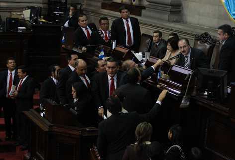 Diputados de la bancada LIDER muestran su descontento frente al presidente del congreso antes de abandonar el pleno. (Foto Prensa Libre: Estuardo Paredes)
